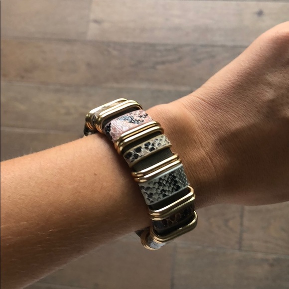 Jewelry - Gray snake skin style bracelet 🐍